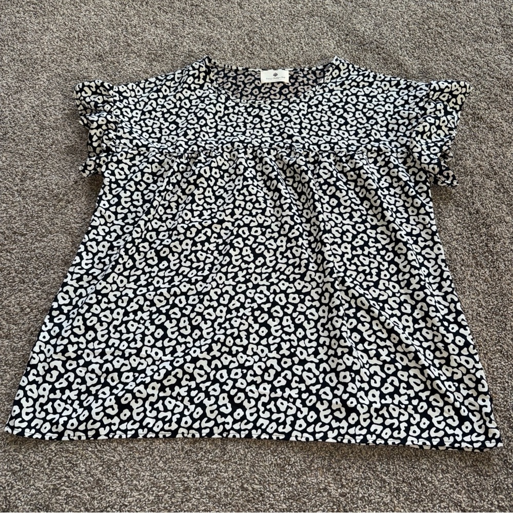 Betsey’s Boutique Shop Women's Large Black and White Leopard Print Top NWOT